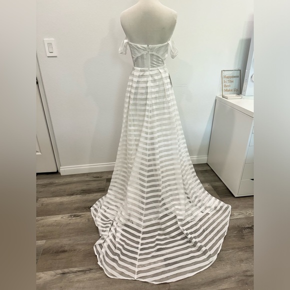 Alamour the Label White Sandy Gown Size S - Picture 10 of 12